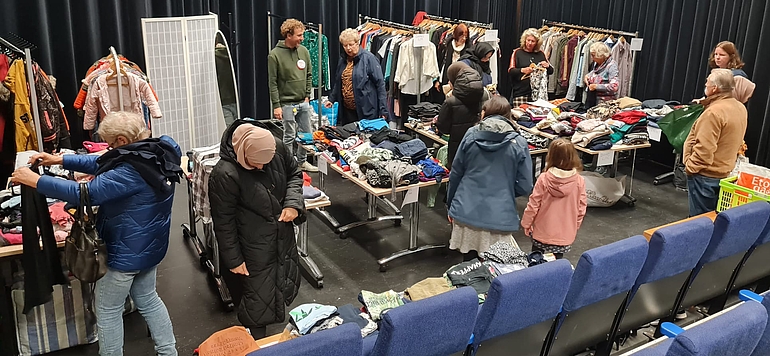 Foto van kleding ruilen op de duurzame ruilmarkt