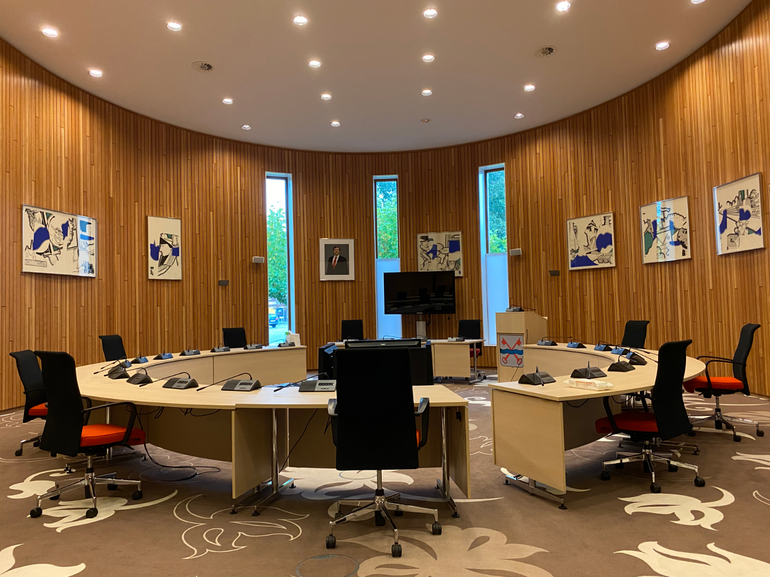 Foto lege raadszaal