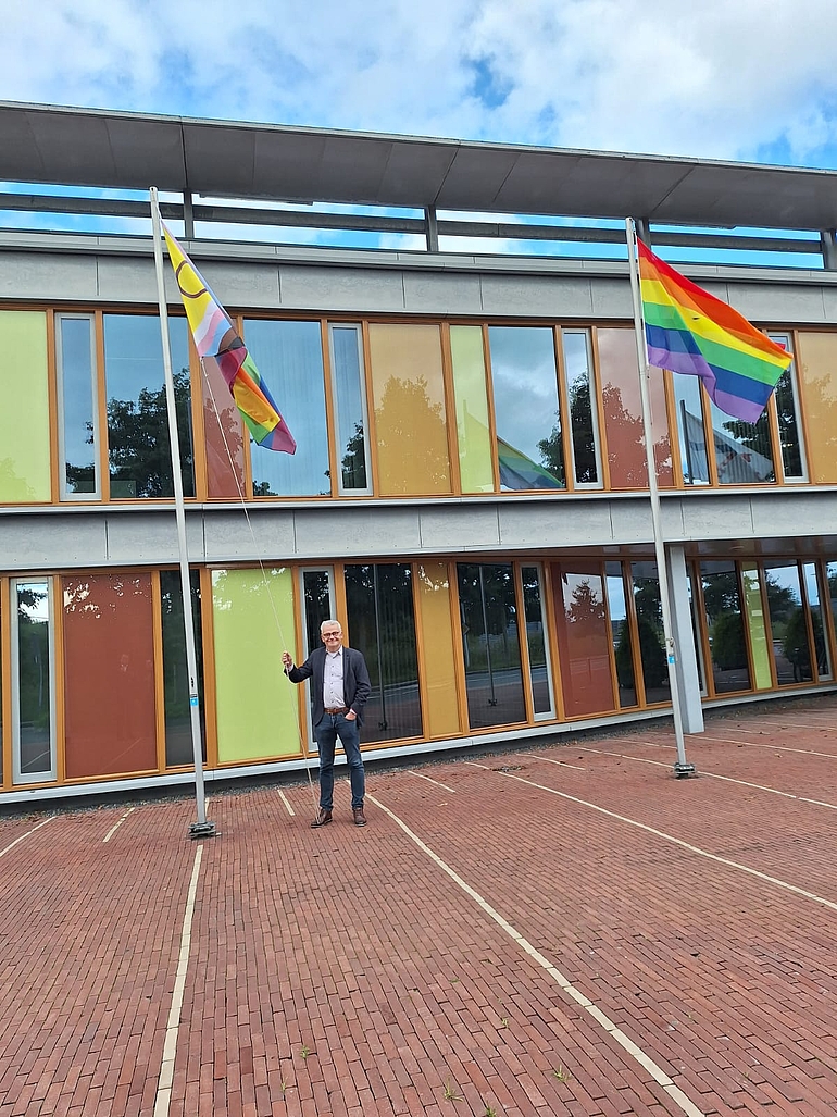 Wethouder Daan Binnendijk hijst de regenboogvlag