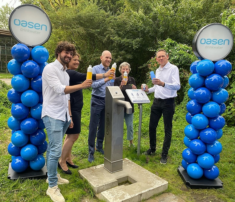 Foto van de opening van het watertappunt in de natuurspeeltuin